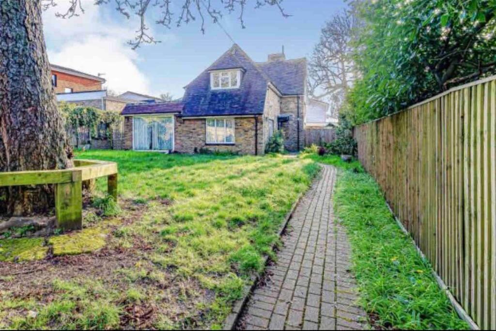 Lovely Cottage In The Heart Of Shirley- Croydon Kültér fotó